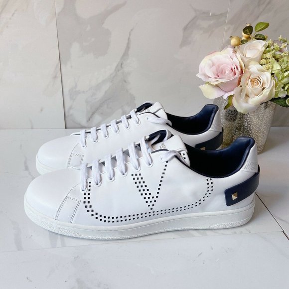 Valentino Garavani Perforated V Logo RockStud Lace - Picture 4 of 12